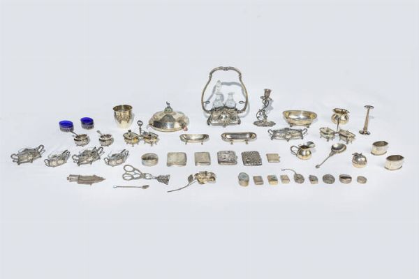 LOTTO DI QUARANTAQUATTRO OGGETTI IN ARGENTO : Peso netto gr 1738 composto da: -1 ciotola rotonda con presa a montagna con stambecco; decorata con immagini stilizzate di animali. Pogginate su piedi sferici in pietre dure ( uno rotto). Peso lordo gr 466 4 - 1 set composto da acetiera ed oliera  mostardiera   e 2 saliere e pepiere. Presenti vetri interni  e bottiglie (due rotti). Peso gr 214 2 -1 saliera e pepiera inizi XX secolo. Presenti vetri interni. Peso gr 16 5 .1 coppia di saliere e pepiere doppie raccordate al centro da elemnto verticale. Peso gr 210 1 -1 coppia di saliera e pepiera con vetri blu  di forma ovale. Peso lordo gr 133 4 -1 bugia con corpo lavorato a voluta con cherubino. Peso gr 181 9 -1 bicchiere con decori a tralci d'uva. Peso gr 81 2 -1 piccolo vaso soliflore (difetti). Peso gr 16 4 -1 scatolina a forma di mela. Peso gr 32 1 -1 piccola lattiera. Peso gr 45 4 -1 piccolo vasetto. Peso gr 76 5 -1 piccola alzata di forma ovale. Peso gr 125 3 -2 piccole alzatine ovali di varia misura. Peso gr 115 -4 tabacchiera di varie forme e misure (difetti). Peso gr 193 7 -1 portafiammiferi. peso gr 28 3 -2 portatovaglioli con incisi i nomi. Peso gr 67 8 -2 cucchiai di varie forme e misure in argento 925/1000. Peso gr 53 3 -1 fiore. Peso gr 29 -1 scatolina tonda con coperchio sbalzato con spiga di grano. Peso gr 32 5 -6 portapastiglie di varie forme  misure  edecori  Peso gr 80 8 -3 vinagrette (difetti e mancanze). di varie forme e misure. Peso gr 60 3 -1 pinza. Peso gr 37 3 -1 portamonete. Peso gr 40 4  - Asta  Dipinti, argenti e antiquariato - Associazione Nazionale - Case d'Asta italiane