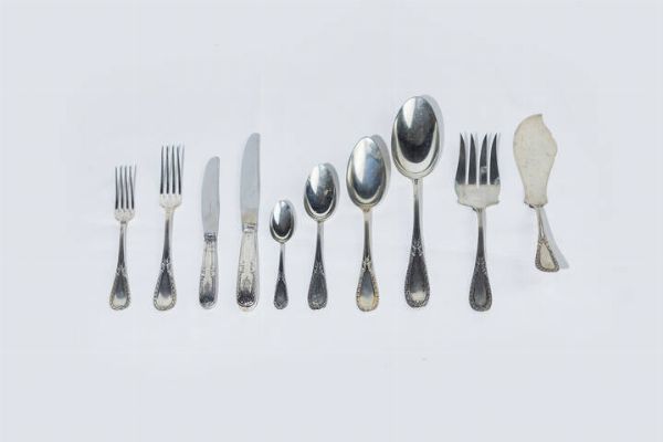 SERVIZIO DI POSATE IN ARGENTO : Peso gr 4721 1 composto da: -3 pezzi da portata -12 forchette medie -12 coltelli medi -12 cucchiani -12 cucchiai medi -12 cucchiai grandi -12 forchette grandi -12 coltelli grandi Corredato di box in legno  - Asta  Dipinti, argenti e antiquariato - Associazione Nazionale - Case d'Asta italiane