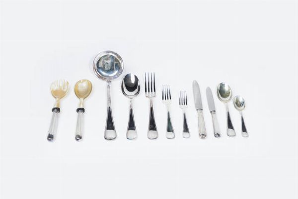 SERVIZIO DI POSATE IN ARGENTO : Peso gr 4631 4 composto da: -12 cucchiai grandi. Peso gr 1146 4 -12 coltelli medi. Peso gr 367 -12 forchette grandi. Peso gr 903 9 -12 cucchiaini. Peso gr 451 -12 forchette piccole. Peso gr 605 7 -12 coltelli grandi. Peso gr523 6 -1 mestolo. peso gr 264 8 -1 cucchiaio grande e una forchetta grande. Peso gr 323 1 -2 posate da insalata. Peso gr 45 9  - Asta  Dipinti, argenti e antiquariato - Associazione Nazionale - Case d'Asta italiane