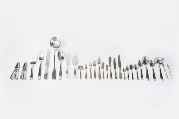 SERVIZIO DI POSATE IN ARGENTO : Peso gr 8532 8 composto da: -18 forchette grandi  -12 forchette piccole -12 coltelli da pesce -12 forchette da pesce -12 cucchia medi -12 cucchiai da caff -20 cucchiaini da caf -12 cucchiai grandi -3 cucchiai da gelato -1 cucchiaino da dolce -6 cucchiaini da gelato di altro servizio -1 coltello da burro in argento 925/1000  firmato Gianmario Buccellati -12 coltello da burro in argento 925/1000  firmato Gianmario Buccellati -12 coltelli medi -18 coltelli grandi -7 pezzi da portata -1 coltello per il pane -2 schiaccianoci -3 posate da formaggio -1 pinza da zucchero  - Asta  Dipinti, argenti e antiquariato - Associazione Nazionale - Case d'Asta italiane