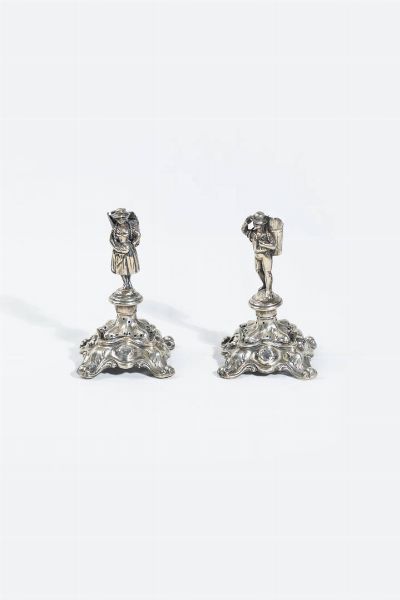 COPPIA DI SCULTURE IN ARGENTO : Peso gr 109 5 H cm 12 a forma di contadino e contadina con ceste sulle spalle. Poggianti su basi a volute  - Asta  Dipinti, argenti e antiquariato - Associazione Nazionale - Case d'Asta italiane
