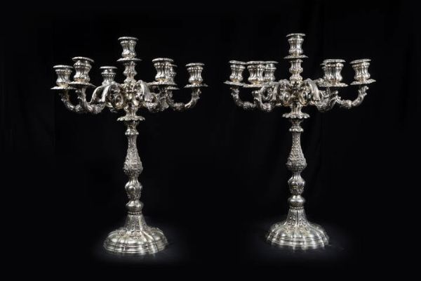 FASANO : Peso gr 6138 9 H cm 58 Coppia di candelieri a sette luci cadauno  firmati Fasano  interamente sbalzati e cesellati a motivi vegetali e volute. Poggianti su basi circolari modanate  - Asta  Dipinti, argenti e antiquariato - Associazione Nazionale - Case d'Asta italiane