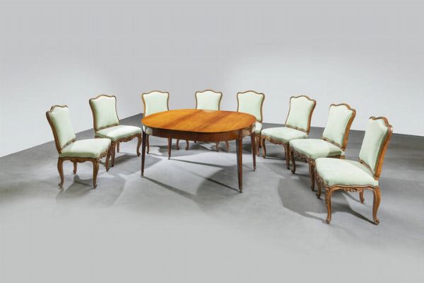 TAVOLO CON OTTO SEDIE : Tavolo 74x147 5x130 Sedie 96x60x60 in legno di noce; XX secolo. Tavolo di forma ovale con gambe diritte terminanti con rotelle; sedie rivestite in velluto verde chiaro  - Asta  Dipinti, argenti e antiquariato - Associazione Nazionale - Case d'Asta italiane