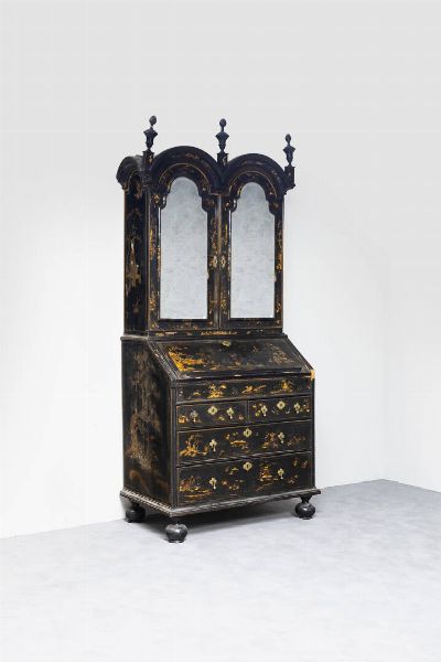 DOPPIO CORPO : 216x99x62 fine XVIII secolo  In legno dipinto a motivo di chinoiserie su fondo nero. Parte superiore a due ante che celano due mensole interne e sette cassetti. Al centro la calatoia cela sette cassetti e sette vani  cassetto centrale scorrevole La parte inferiore presenta due cassetti e due cassettini   Poggiante su quattro gambe a cipolla  - Asta  Dipinti, argenti e antiquariato - Associazione Nazionale - Case d'Asta italiane