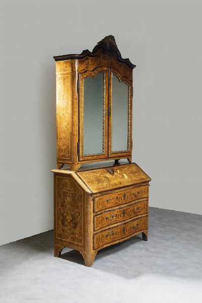 DOPPIOCORPO : 250x122x54 Piemonte  XVIII secolo  in legno di noce  intarsiato con legni pregiati. Parte superiore a due ante con interno tre mensole. Parte inferiore con calatoia che cela sei cassetti ed un vano. Tre cassetti mossi sul fronte.  - Asta  Dipinti, argenti e antiquariato - Associazione Nazionale - Case d'Asta italiane