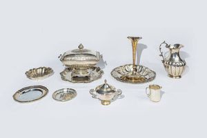 LOTTO DI  11 OGGETTI IN ARGENTO - Peso complessivo gr 6450 1 composto da: -1 zuccheriera con coperchio. Peso gr 279 8 -1 lattiera. Peso gr 128 6  [..]