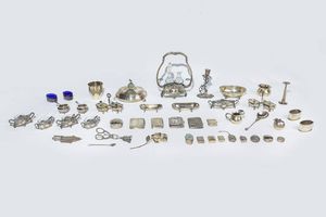 LOTTO DI QUARANTAQUATTRO OGGETTI IN ARGENTO - Peso netto gr 1738 composto da: -1 ciotola rotonda con presa a montagna con stambecco; decorata con immagini stilizzate  [..]