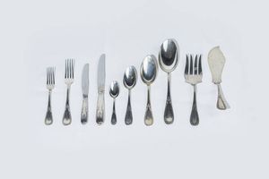 SERVIZIO DI POSATE IN ARGENTO - Peso gr 4721 1 composto da: -3 pezzi da portata -12 forchette medie -12 coltelli medi -12 cucchiani -12 cucchiai  [..]