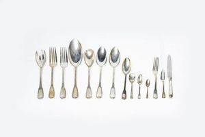 SERVIZIO DI POSATE IN ARGENTO - Peso gr 2940 2 composto da: -8 cucchiaini. Peso gr 171 -7 forchette grandi. Peso gr 585 4 -7 forchette da dolce.  [..]