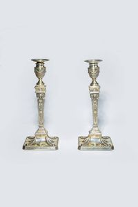 COPPIA DI CANDELIERI - H cm   30 Peso lordo gr 1276 2 e 1283 9 citt di Londra  1734-1735  argentiere non identificato. Corpo a colonna  [..]