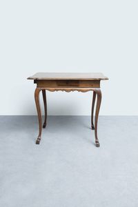 PICCOLO SCRITTOIO - H. cm 80x91x61 In legno di noce  in stile Luigi XV  cassetto sul fronte