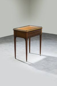 PICCOLO TAVOLINO - 73x65x40 XX secolo  in legno di noce; un cassetto e due cassettini; decori in bronzo dorato.