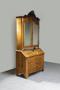 DOPPIOCORPO - 250x122x54 Piemonte  XVIII secolo  in legno di noce  intarsiato con legni pregiati. Parte superiore a due ante  [..]