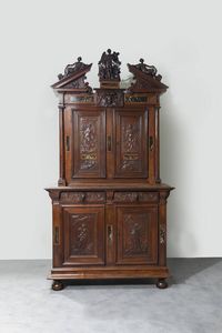 IMPORTANTE STIPO RINASCIMENTALE - 230x122x51 5 in legno di noce  Francia 1580 circa. Parte superiore ed inferiore con ante scolpite con figure femminili  [..]