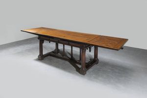 IMPORTANTE TAVOLO RINASCIMENTALE - 78x300 (aperto)-160 (chiuso)x90 Normandia  1580 circa  in legno di noce  poggiante su quattro gambe a colonna  [..]