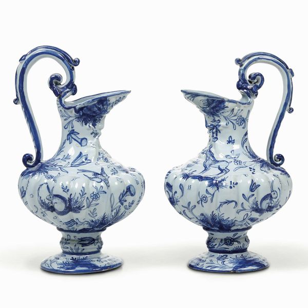 Coppia di versatoi<BR>Pavia, inizio del XVIII secolo<BR><BR>  - Asta Maioliche e Porcellane - Associazione Nazionale - Case d'Asta italiane