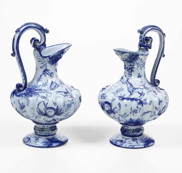 Coppia di versatoi<BR>Pavia, inizio del XVIII secolo<BR><BR>  - Asta Maioliche e Porcellane - Associazione Nazionale - Case d'Asta italiane