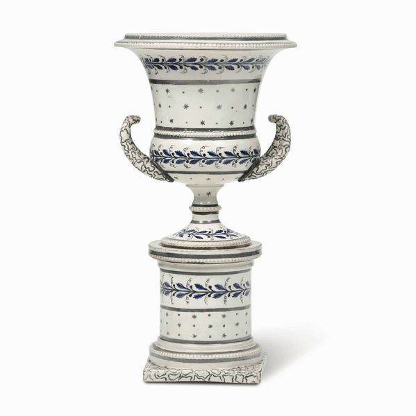 Vaso a cratere su base a colonna.<BR>Napoli, Manifattura Giustiniani, primi decenni del XIX secolo  - Asta Maioliche e Porcellane - Associazione Nazionale - Case d'Asta italiane