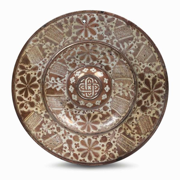 Grande piatto<BR>Spagna, Manises, fine XVI - inizio XVII secolo  - Asta Maioliche e Porcellane - Associazione Nazionale - Case d'Asta italiane