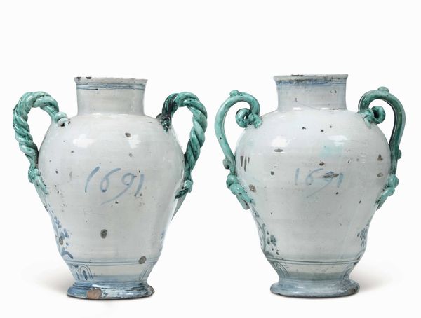 Coppia di anfore biansate<BR>Siena, 1691  - Asta Maioliche e Porcellane - Associazione Nazionale - Case d'Asta italiane