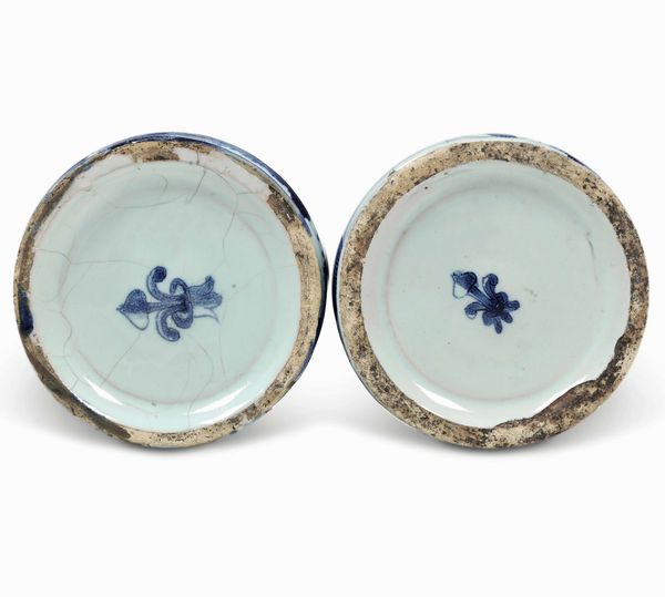 Coppia di albarelli<BR>Savona, fine del XVII o inizio del XVIII secolo<BR><BR>  - Asta Maioliche e Porcellane - Associazione Nazionale - Case d'Asta italiane