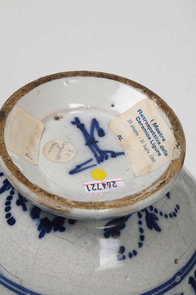 Coppia di orcioli<BR>Savona, Manifattura Chiodo, forse dipinto da G.A. Ratti, 1725-1750  <BR>  - Asta Maioliche e Porcellane - Associazione Nazionale - Case d'Asta italiane