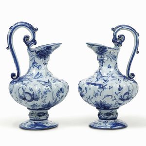 Coppia di versatoi<BR>Pavia, inizio del XVIII secolo<BR><BR>  - Asta Maioliche e Porcellane - Associazione Nazionale - Case d'Asta italiane