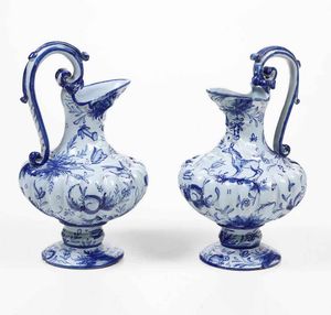 Coppia di versatoi<BR>Pavia, inizio del XVIII secolo<BR><BR>  - Asta Maioliche e Porcellane - Associazione Nazionale - Case d'Asta italiane