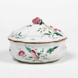 Zuccheriera<BR>Lodi, Manifattura di Antonio Ferretti, 1770-1790<BR><BR>  - Asta Maioliche e Porcellane - Associazione Nazionale - Case d'Asta italiane