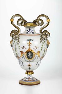 Vaso con manici a serpi e decoro a raffaellesche<BR>1878-1879 circa<BR>  - Asta Maioliche e Porcellane - Associazione Nazionale - Case d'Asta italiane