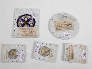 Cinque placchette per abiti e scarpe<BR>Nove, Manifattura Antonibon, primi del XIX secolo<BR>Pittura di Giovanni Marcon (1771-1830)<BR><BR><BR>  - Asta Maioliche e Porcellane - Associazione Nazionale - Case d'Asta italiane