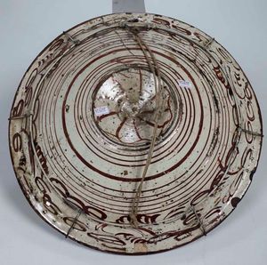 Grande piatto<BR>Spagna, Manises o Paterna, fine XVI - inizio XVII secolo  - Asta Maioliche e Porcellane - Associazione Nazionale - Case d'Asta italiane