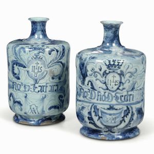 Coppia di grandi e rare bottiglie<BR>Savona, verso la fine del XVII secolo<BR><BR>  - Asta Maioliche e Porcellane - Associazione Nazionale - Case d'Asta italiane