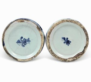 Coppia di albarelli<BR>Savona, fine del XVII o inizio del XVIII secolo<BR><BR>  - Asta Maioliche e Porcellane - Associazione Nazionale - Case d'Asta italiane