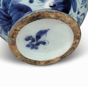 Coppia di orcioli<BR>Savona, fine del XVII o inizio del XVIII secolo<BR>  - Asta Maioliche e Porcellane - Associazione Nazionale - Case d'Asta italiane