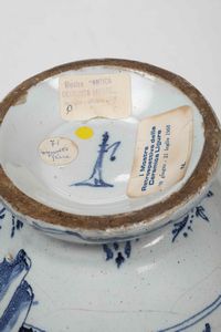 Coppia di orcioli<BR>Savona, Manifattura Chiodo, forse dipinto da G.A. Ratti, 1725-1750  <BR>  - Asta Maioliche e Porcellane - Associazione Nazionale - Case d'Asta italiane