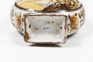 Fiasca da pellegrino<BR>Castelli, probabilmente Berardino Gentili il Vecchio, 1680 circa  - Asta Maioliche e Porcellane - Associazione Nazionale - Case d'Asta italiane