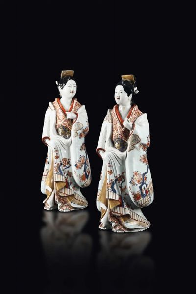 Coppia di figure di bijin in porcellana Arita, Giappone, fine XVII secolo  - Asta Fine Chinese Works of Art - Associazione Nazionale - Case d'Asta italiane