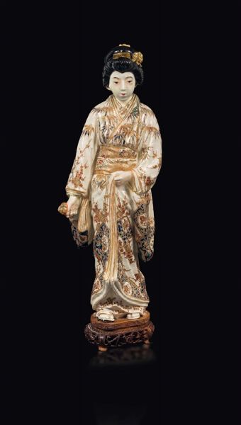 Figura di bijin in porcellana Arita, Giappone, XIX secolo  - Asta Fine Chinese Works of Art - Associazione Nazionale - Case d'Asta italiane