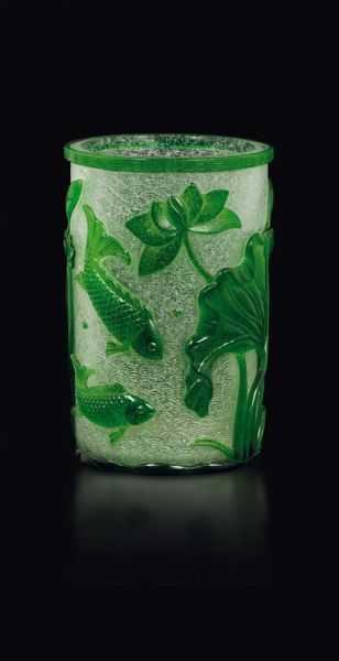 Bicchiere in vetro con pesci verdi a rilievo, Cina, Dinastia Qing, XVIII secolo  - Asta Fine Chinese Works of Art - Associazione Nazionale - Case d'Asta italiane