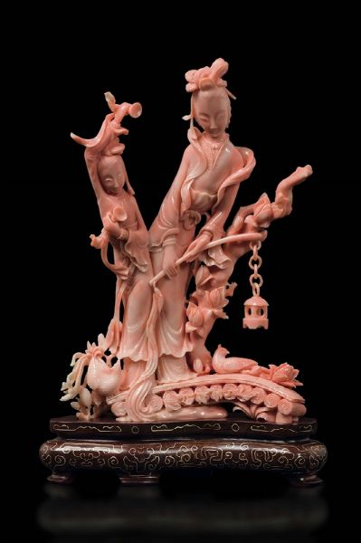 Gruppo scolpito in corallo rosa con due Guanyin, Cina, inizio XX secolo  - Asta Fine Chinese Works of Art - Associazione Nazionale - Case d'Asta italiane