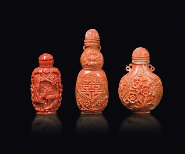 Tre snuff bottles scolpite in corallo, Cina, inizio XX secolo  - Asta Fine Chinese Works of Art - Associazione Nazionale - Case d'Asta italiane
