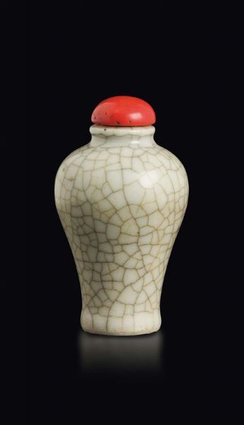 Snuff bottle in porcellana craquel Ge-type, Cina, Dinastia Qing, XIX secolo  - Asta Fine Chinese Works of Art - Associazione Nazionale - Case d'Asta italiane