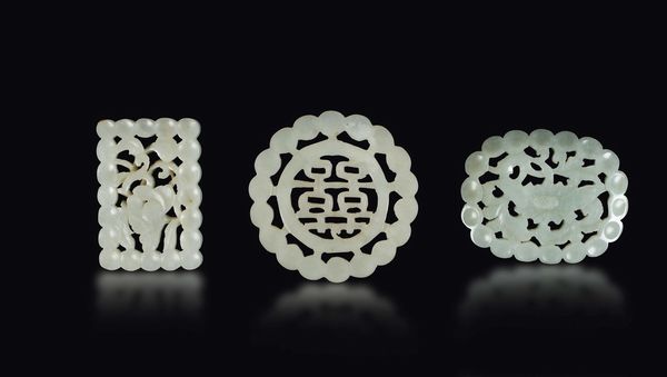 Lotto di tre placche traforate in giada bianca, Cina, Dinastia Qing, XIX secolo  - Asta Fine Chinese Works of Art - Associazione Nazionale - Case d'Asta italiane