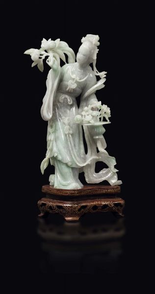 Figura di Guanyin con fiori scolpita in giadeite, Cina, XX secolo  - Asta Fine Chinese Works of Art - Associazione Nazionale - Case d'Asta italiane