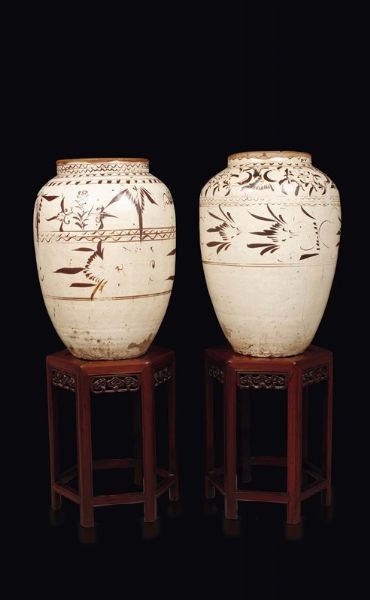Coppia di grandi vasi Chizou con alzate in legno, Cina, Dinastia Ming (1368-1644)  - Asta Fine Chinese Works of Art - Associazione Nazionale - Case d'Asta italiane
