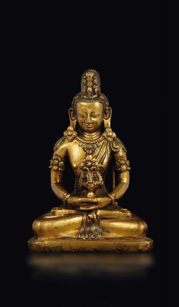Figura di Amitabha in bronzo dorato seduto con coppa tra le mani, Tibet, XIV secolo  - Asta Fine Chinese Works of Art - Associazione Nazionale - Case d'Asta italiane