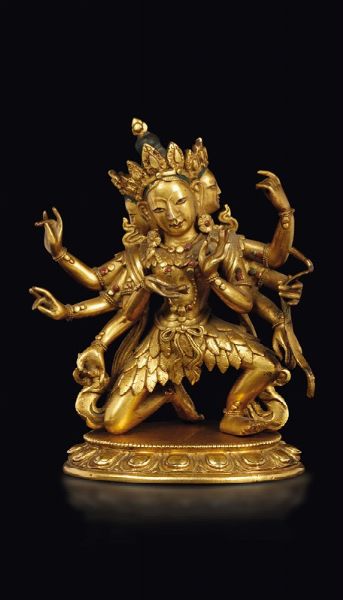 Figura di Mahapratisara in bronzo dorato con arco capa in una mano, Tibet, XVIII secolo  - Asta Fine Chinese Works of Art - Associazione Nazionale - Case d'Asta italiane