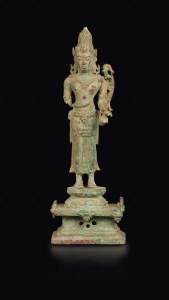 Figura di Buddha eretto in bronzo, XX secolo  - Asta Fine Chinese Works of Art - Associazione Nazionale - Case d'Asta italiane