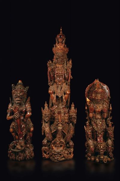 Tre figure di guardiani scolpite in legno, Indonesia, XIX secolo  - Asta Fine Chinese Works of Art - Associazione Nazionale - Case d'Asta italiane